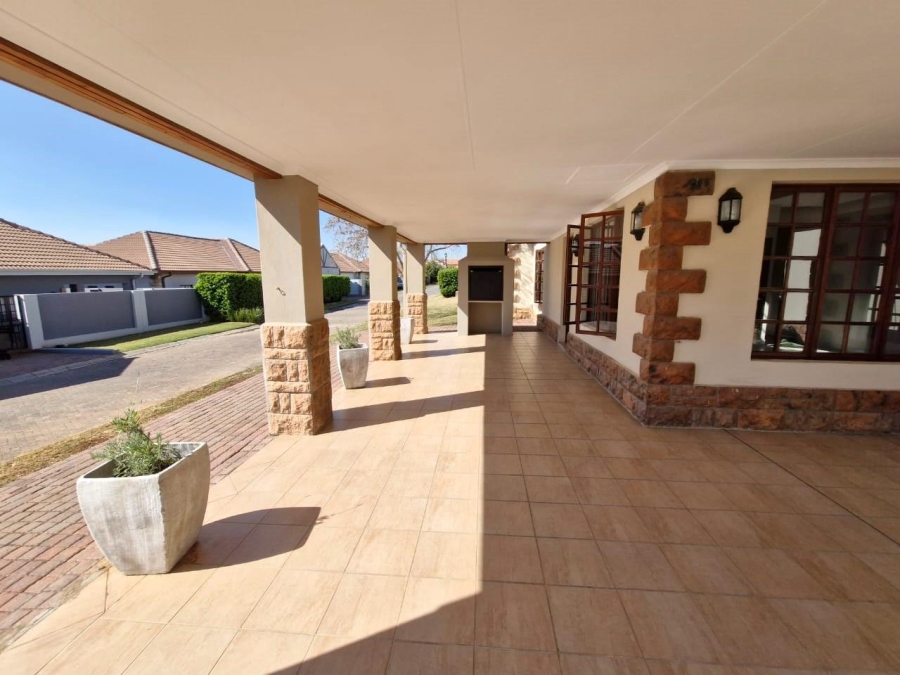 To Let 3 Bedroom Property for Rent in Meerhof North West